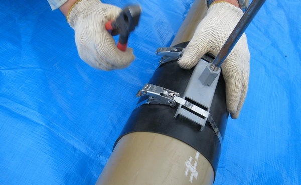 沈下棒(ちんかぼう)のベース金具をSUSバンドで管に取り付けた状態