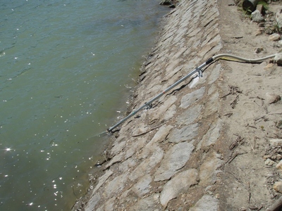 河川護岸の保護管内、保護パイプ内に設置した河川水位計