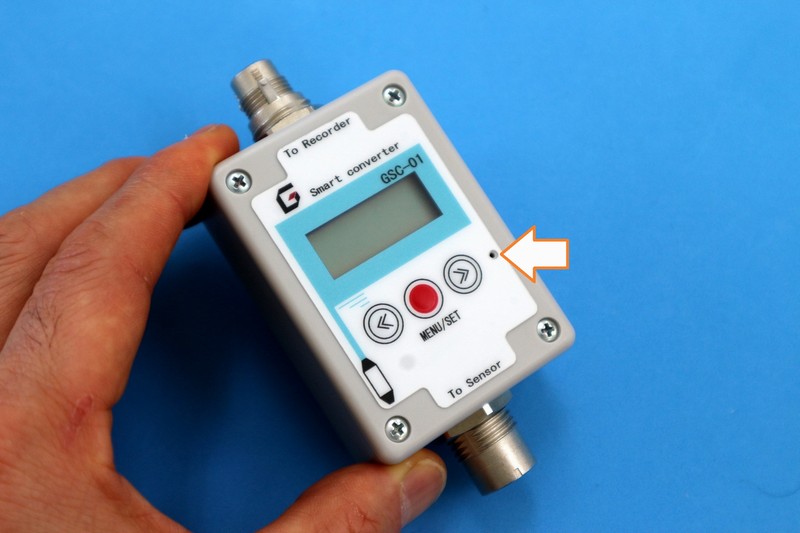 地上で大気圧を測定し大気圧補正を行う水位計の気圧導入孔