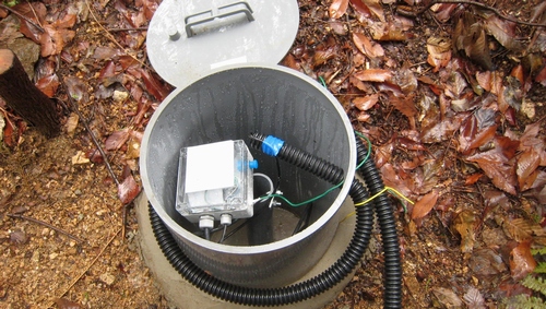 投込み式地下水位計を湿度100％の地下マス内で延長接続する際に大気圧解放BOXを使用した例