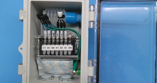 水位計の大気開放ボックス内の端子台と避雷器−緑はアース線(上はベローズ、下は乾燥剤)