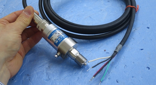 ゲージ圧センサ型の水圧計の中で、片方を密封してガスを充填したシールドゲージ式圧力センサの例