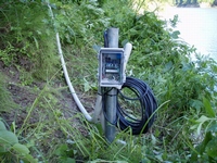 投げ込み式水位計と大気圧開放ボックスの設置例：河川水位測定用の水圧式レベル計