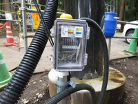 投げ込み式水位計と大気圧開放ボックスの設置例：ディープウエル井戸水位を測定する地下水位計の地上部