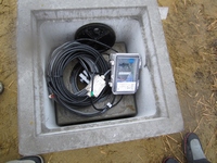 投げ込み式水位計と大気圧開放ボックスの設置例：地下水位観測井戸用の地下水位計の地下ピット内の設置