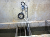 投げ込み式水位計と大気圧開放ボックスの設置例：四角ノッチの堰の水位計測