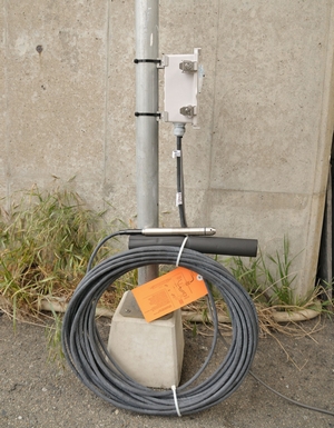 投げ込み式水位計と大気開放ボックスの設置例：ディープウエル井戸の地下水位計