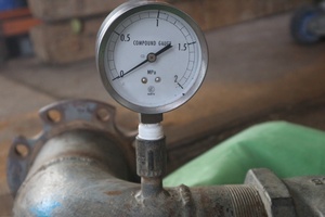 井戸ポンプの揚水管に付けたアナログのブルドン管式圧力ゲージ
