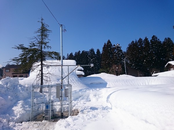 簡易レーザー積雪計GLD-10000の雪国での設置例