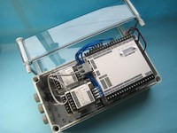 ひずみゲージアンプの屋外計測用に防水ボックスに組み込んだ例