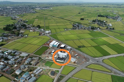 ジオテクサービス阿賀野Lab(あがのラボ)の全景。新潟平野の東側の田園地帯にあります