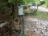 渓流河川での圧力式水位計とデータロガーの設置例
