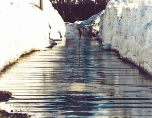 昭和51年ころの消雪パイプによる道路散水風景